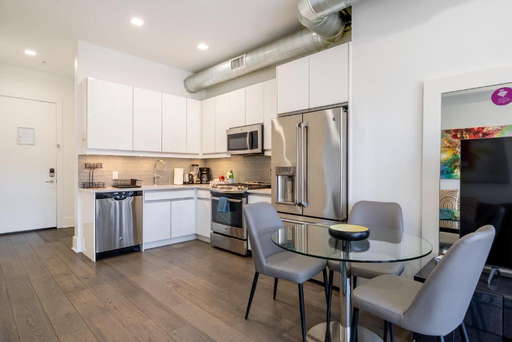 Kuchyň nebo kuchyňský kout v ubytování Dharma Home Suites Hoboken