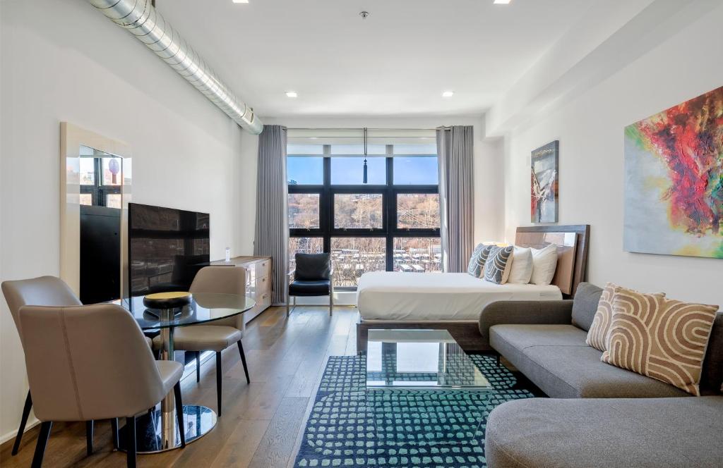 TV a/nebo společenská místnost v ubytování Dharma Home Suites Hoboken