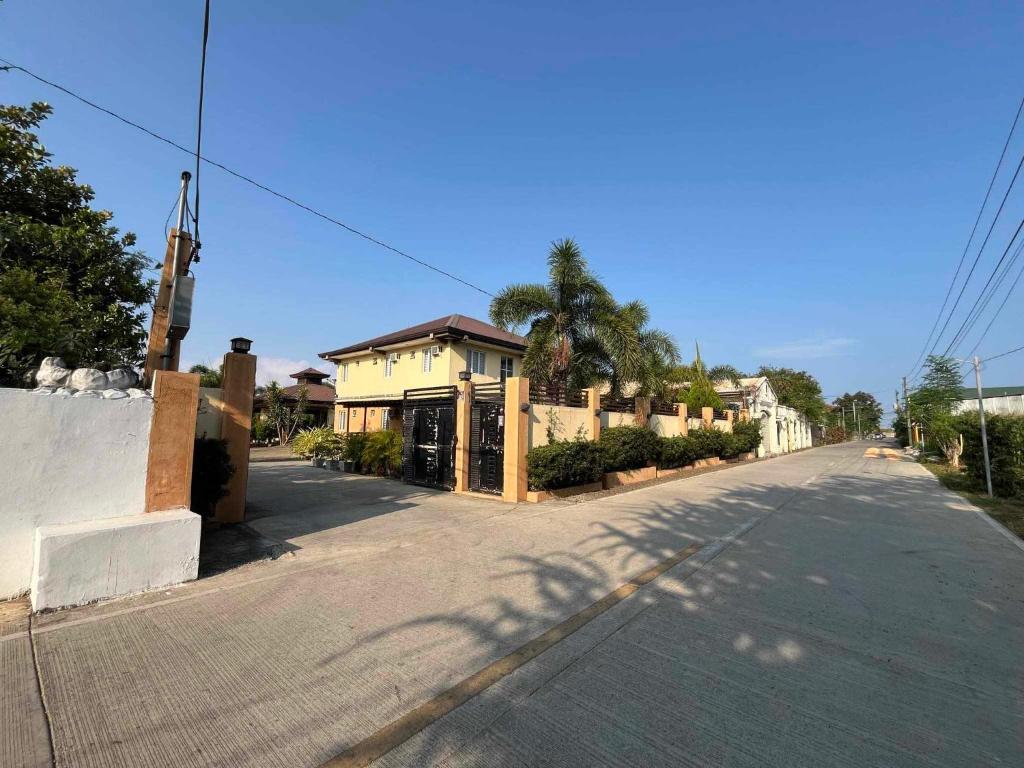 una calle vacía con una casa a un lado de la carretera en Softwind Villa Hotel and Resort en Santa Catalina