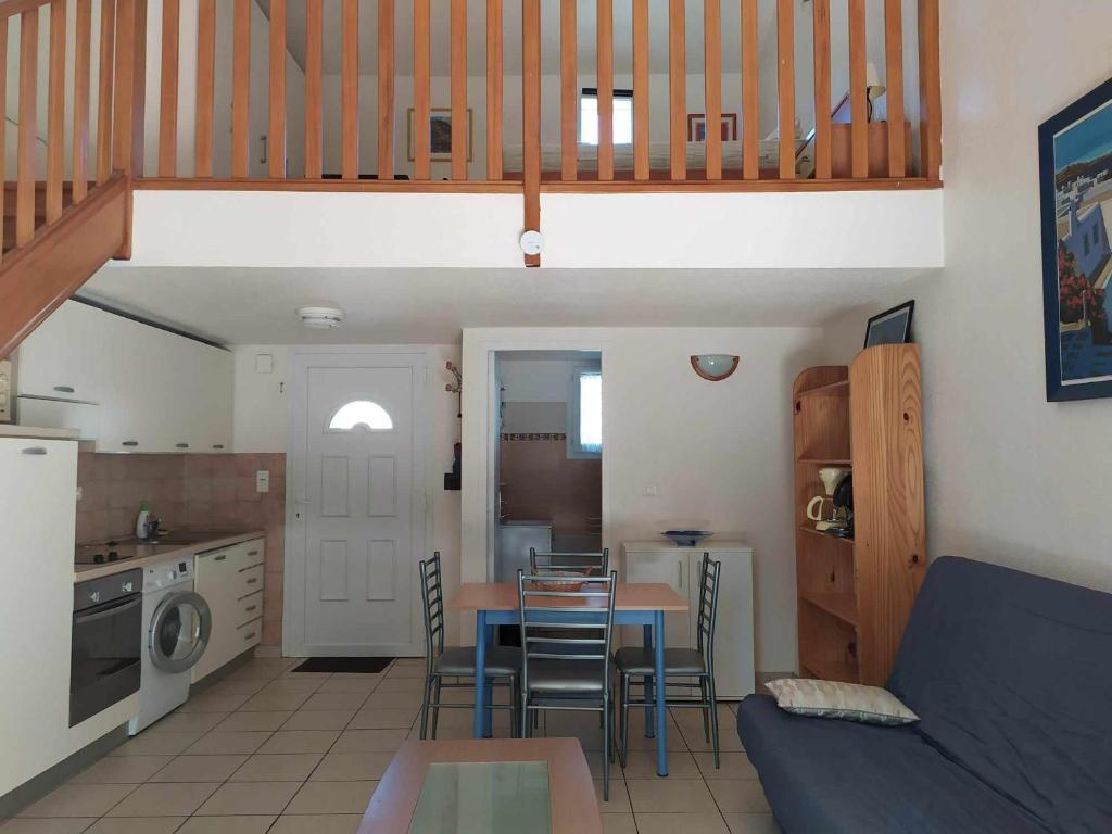 eine Küche und ein Wohnzimmer mit Tisch und Stühlen in der Unterkunft Villa les pieds dans l'eau in Borgo