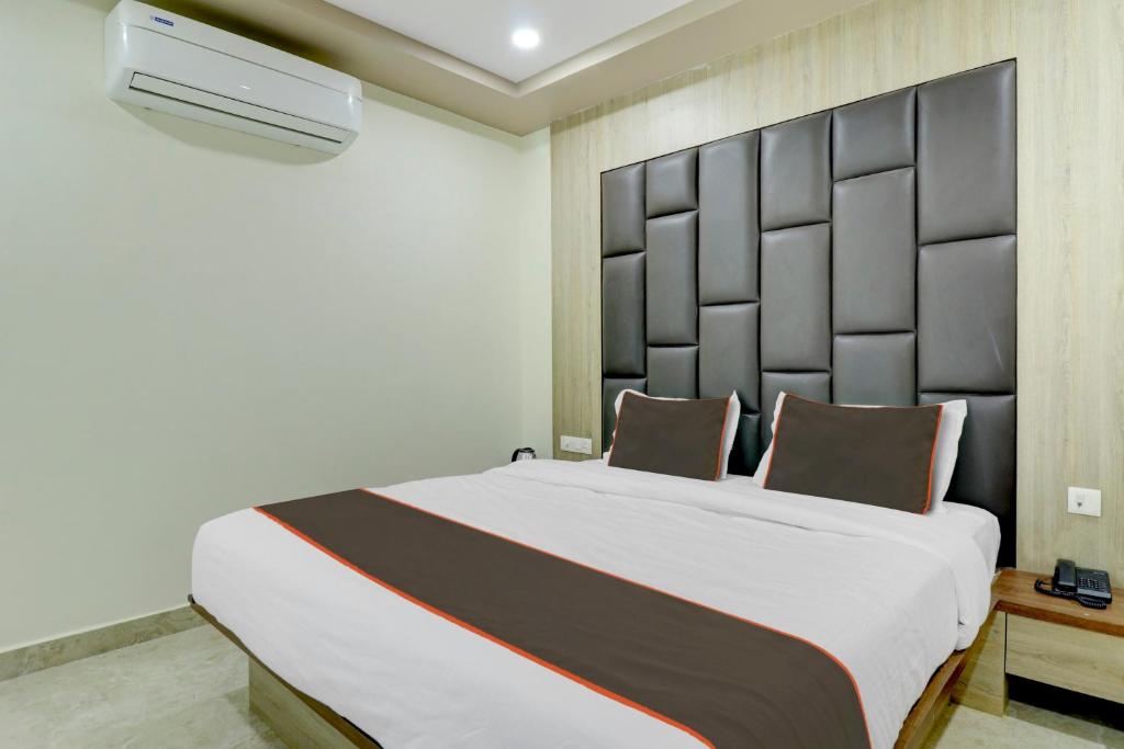 Giường trong phòng chung tại Flagship Aruna Executive Inn