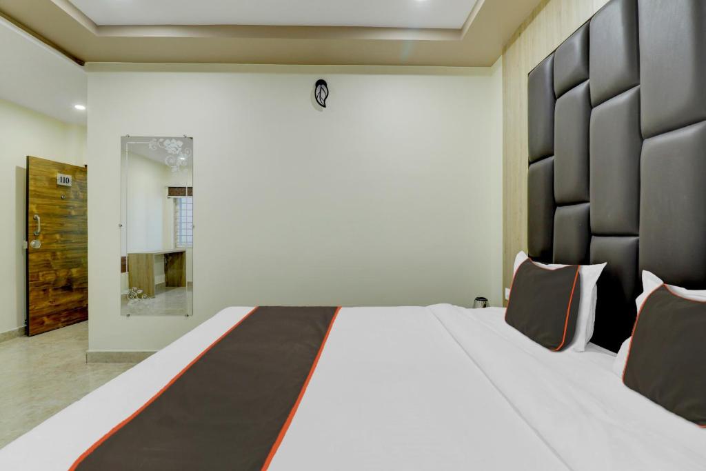 Säng eller sängar i ett rum på Flagship Aruna Executive Inn