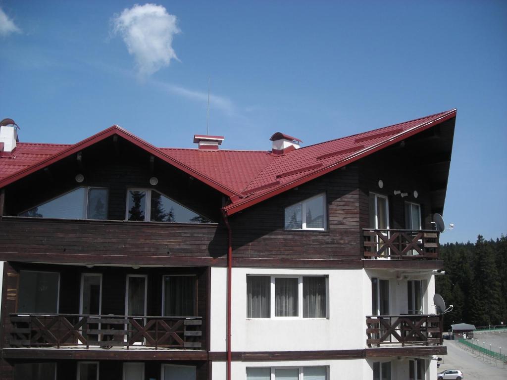 un gran edificio con techo rojo en Iglika 2 Top Floor apartment en Borovets