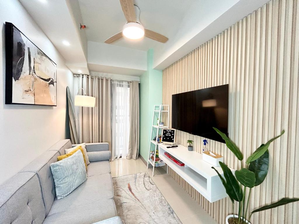 Modern 1 Bedroom Unit w/ Balcony in MOA, Pasay City