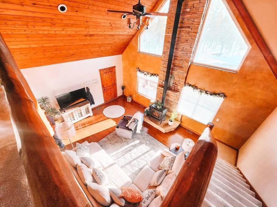 einen Blick über ein Wohnzimmer mit Sofa in der Unterkunft Pet Friendly Mtn Cabin on 40 Acres 2 King Beds in Leadville