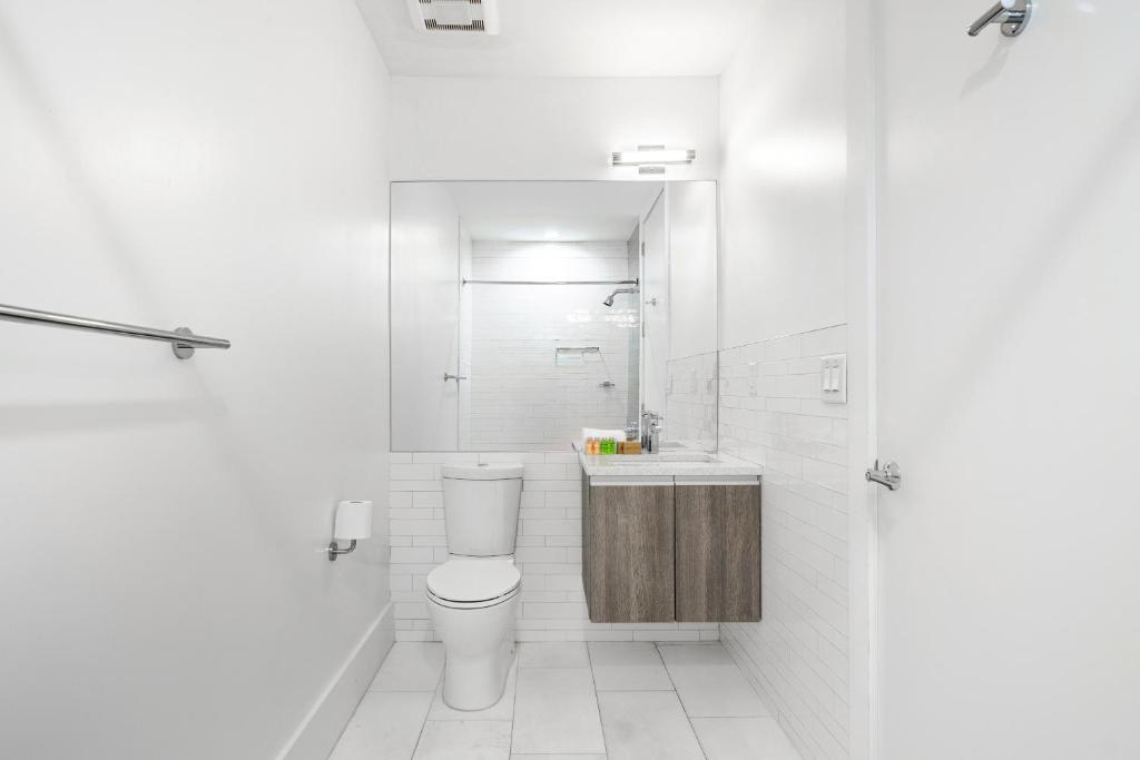 Koupelna v ubytování Dharma Home Suites Hoboken