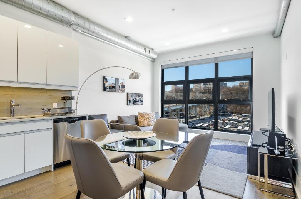 Kuchyň nebo kuchyňský kout v ubytování Dharma Home Suites Hoboken