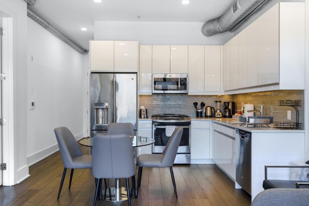 Kuchyň nebo kuchyňský kout v ubytování Dharma Home Suites Hoboken