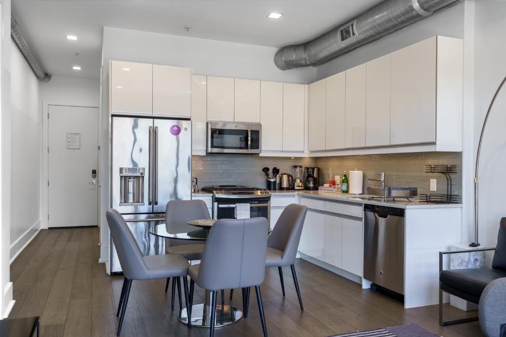 Kuchyň nebo kuchyňský kout v ubytování Dharma Home Suites Hoboken