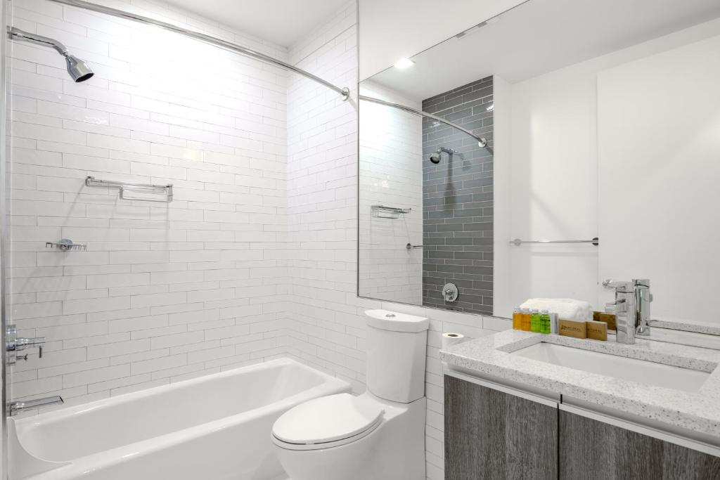 Koupelna v ubytování Dharma Home Suites Hoboken