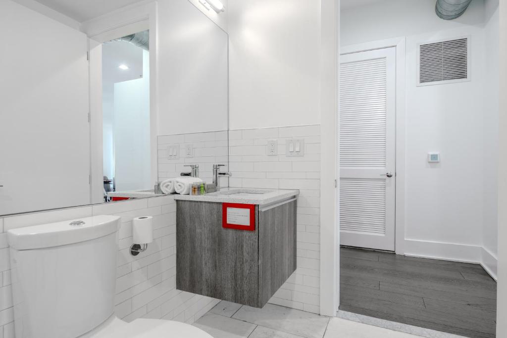Koupelna v ubytování Dharma Home Suites Hoboken