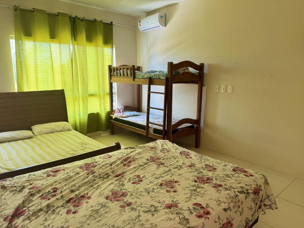 Katil dua tingkat atau katil-katil dua tingkat dalam bilik di Casa no cond Canto de Arembepe