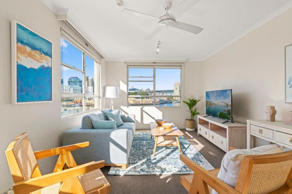 - un salon avec un canapé et une chaise dans l'établissement Harbourside #31, à Sydney