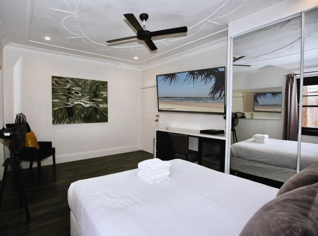 a bedroom with two beds and a ceiling fan at Lux & Quiet Apartment in, Potts Point in Sydney