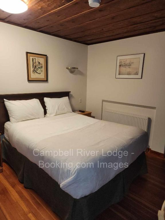 Letto o letti in una camera di Campbell River Lodge