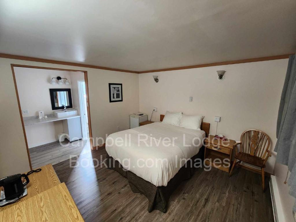Letto o letti in una camera di Campbell River Lodge