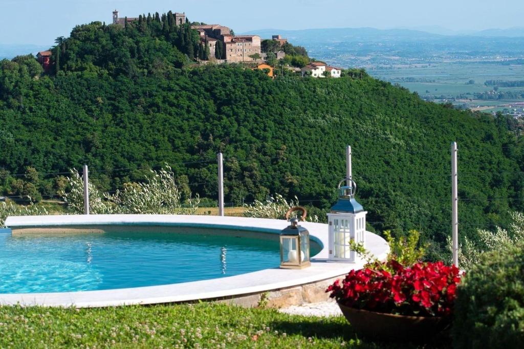 ein Schwimmbad an der Seite eines Hügels in der Unterkunft Ferienhaus für 10 Personen in Montecatini Tere, Toskana Provinz Pistoia in Montecatini Terme