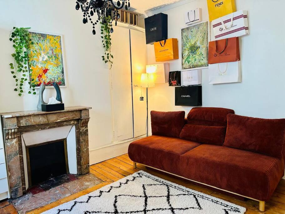a living room with a couch and a fireplace at Studio animé et nifty à Paris/Denfert Rochereau in Paris
