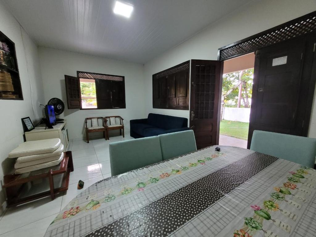 - une chambre avec un lit et un salon dans l'établissement 1Mar doce lar Japaratinga-AL, à Japaratinga