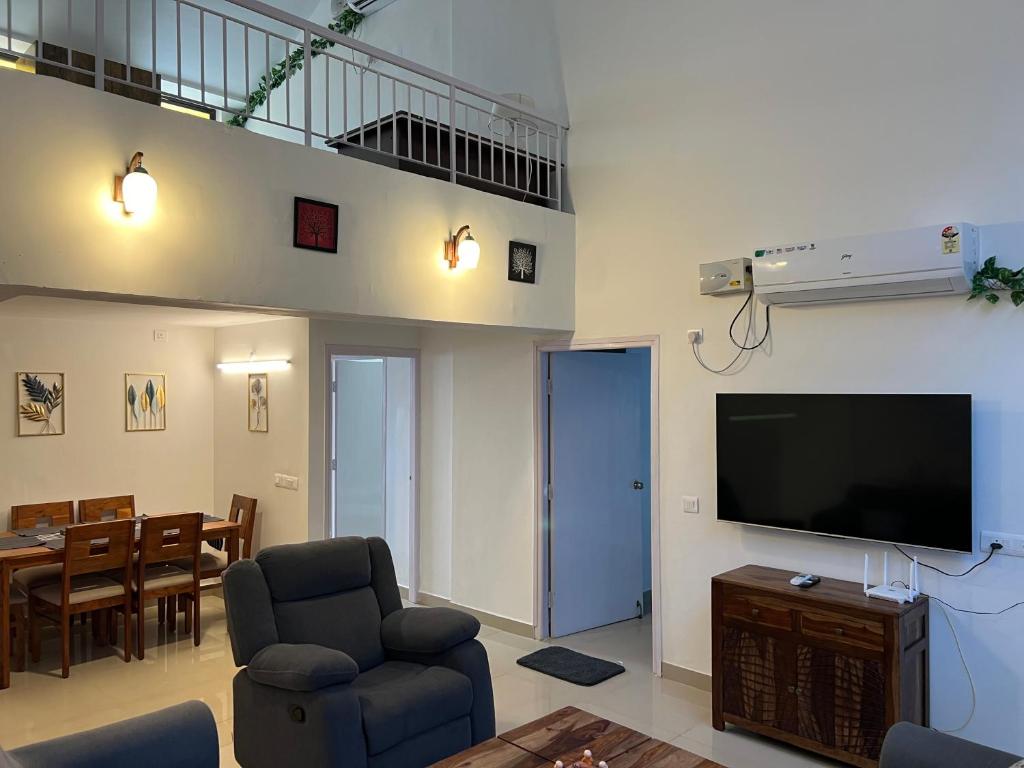 カナコナにあるThe Nautical Nest - Para Houseのリビングルーム(テレビ、ソファ、椅子付)