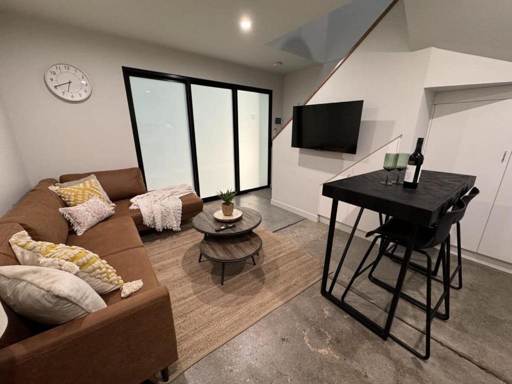 TV a/nebo společenská místnost v ubytování New Listing Loft Apt & A C in Heart of Devonport