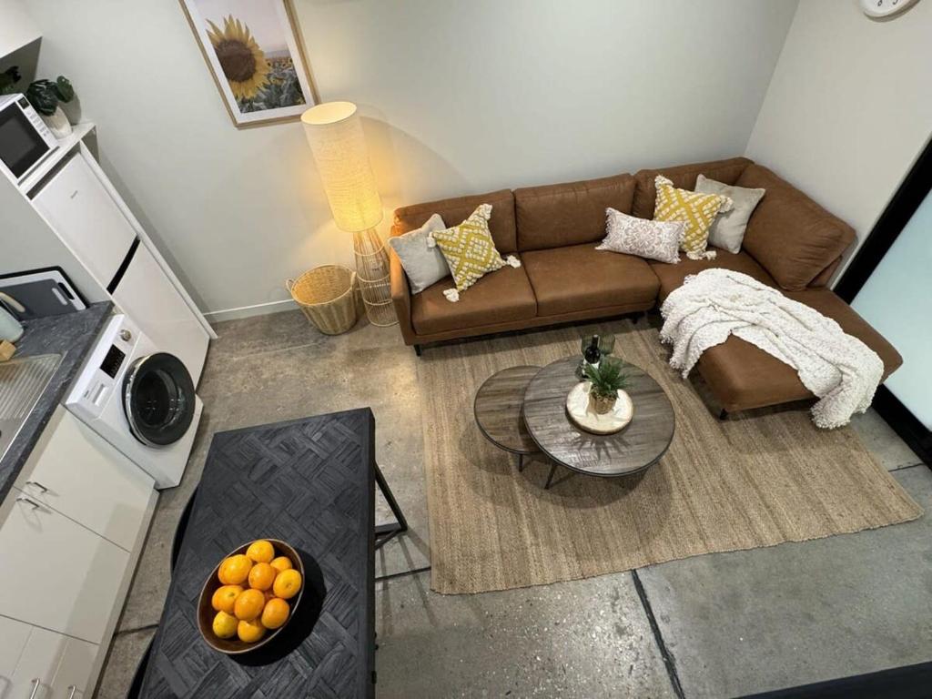 Posezení v ubytování New Listing Loft Apt & A C in Heart of Devonport