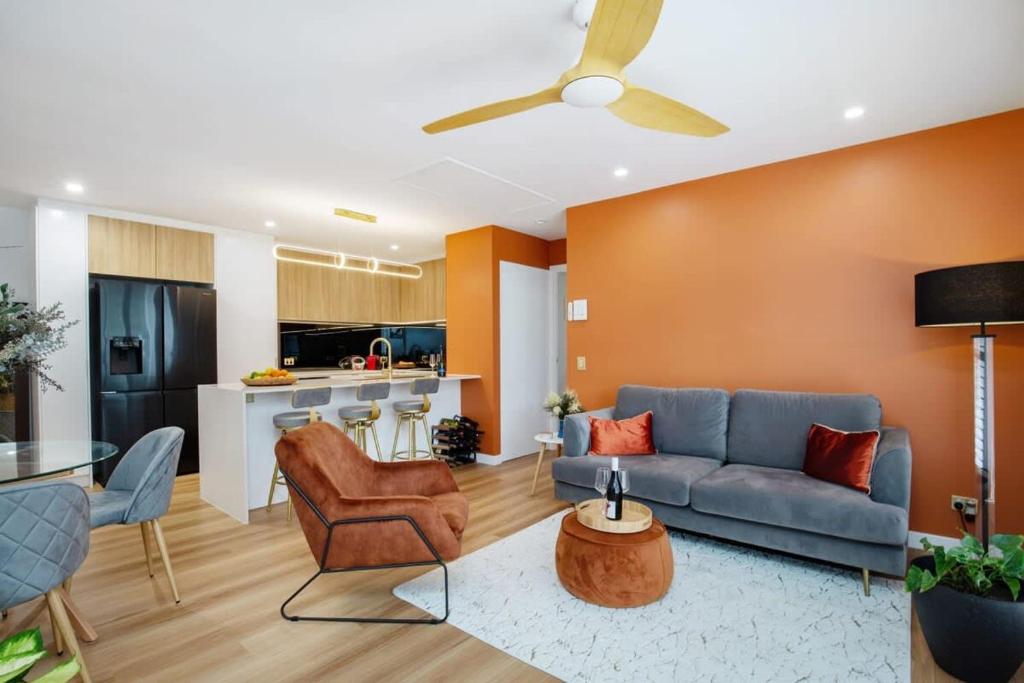 Ruang duduk di 1 Bedroom Gem with Aircon Stroll to Beach