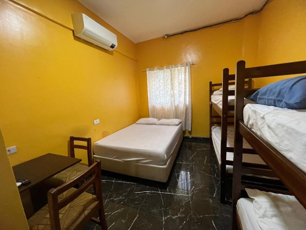 mały pokój z 2 łóżkami piętrowymi i stołem w obiekcie Hotel Music and Sports w São Paulo