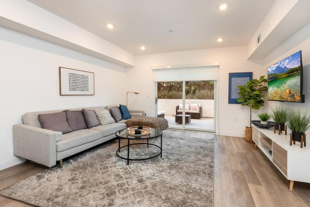 ein Wohnzimmer mit einem Sofa und einem Tisch in der Unterkunft Luxury 2 Bedroom In Larchmont Sleeps 4 W. Roof Top in Los Angeles