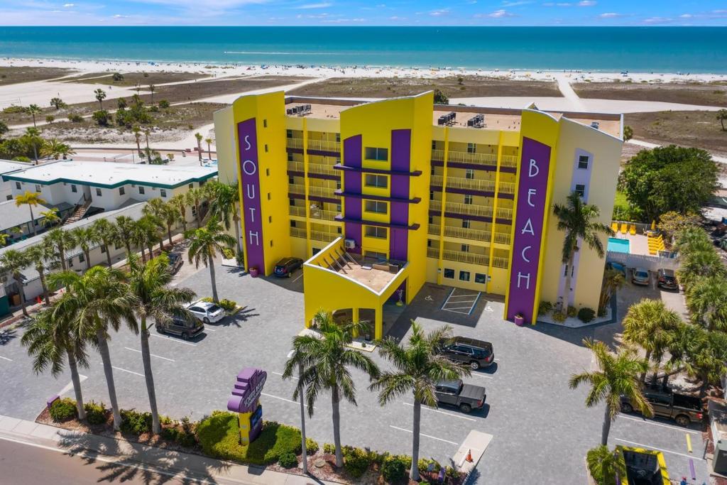 una vista aerea di un hotel con palme e spiaggia di South Beach Condo Hotel by Travel Resort Services, Inc. a St Pete Beach