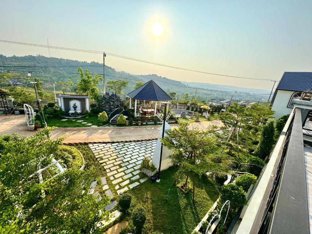 z góry widok na dom z ogrodem w obiekcie Ellieza Motel w mieście Môndól Kiri