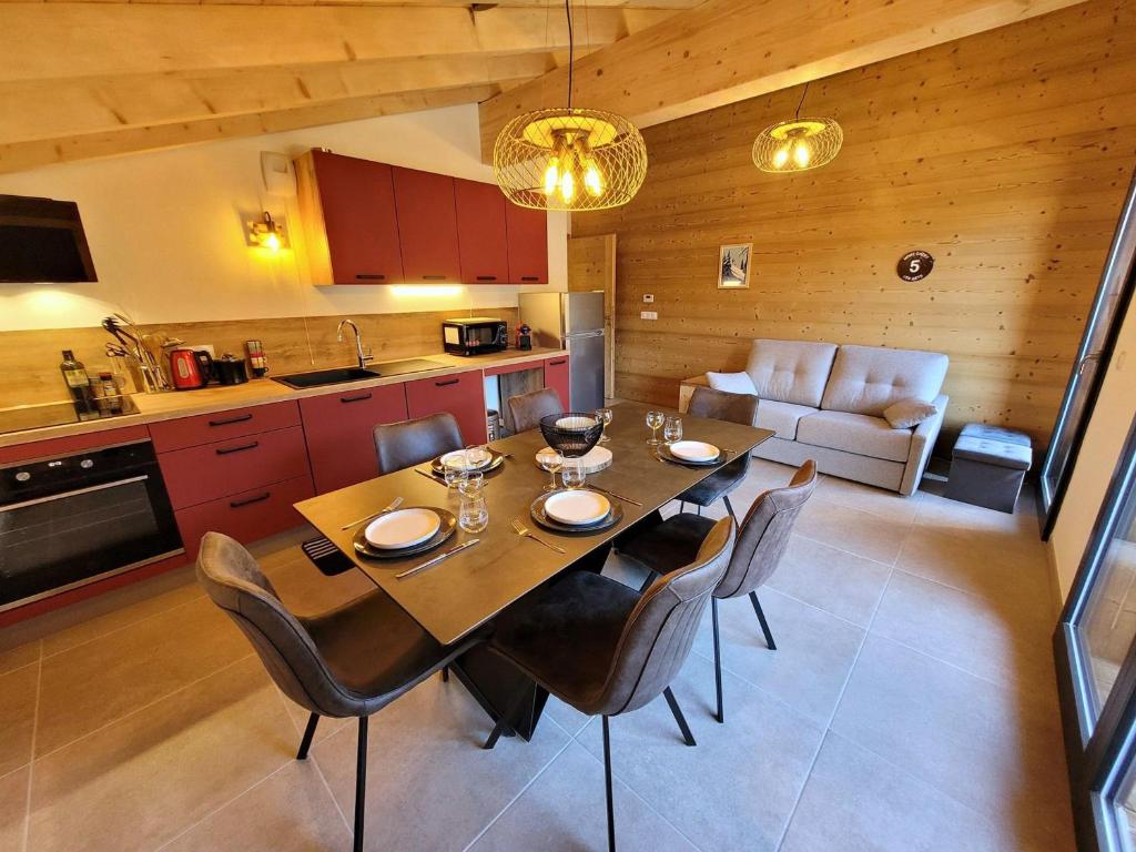 uma cozinha e sala de jantar com mesa e cadeiras em Appartement Les Gets, 3 pièces, 5 personnes - FR-1-598-162 em Les Gets