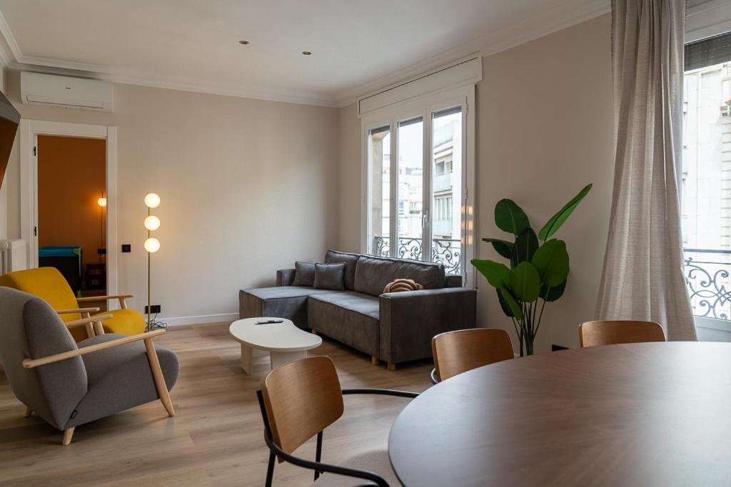 un soggiorno con divano e tavolo di Stay U-nique Apartments Balmes II a Barcellona