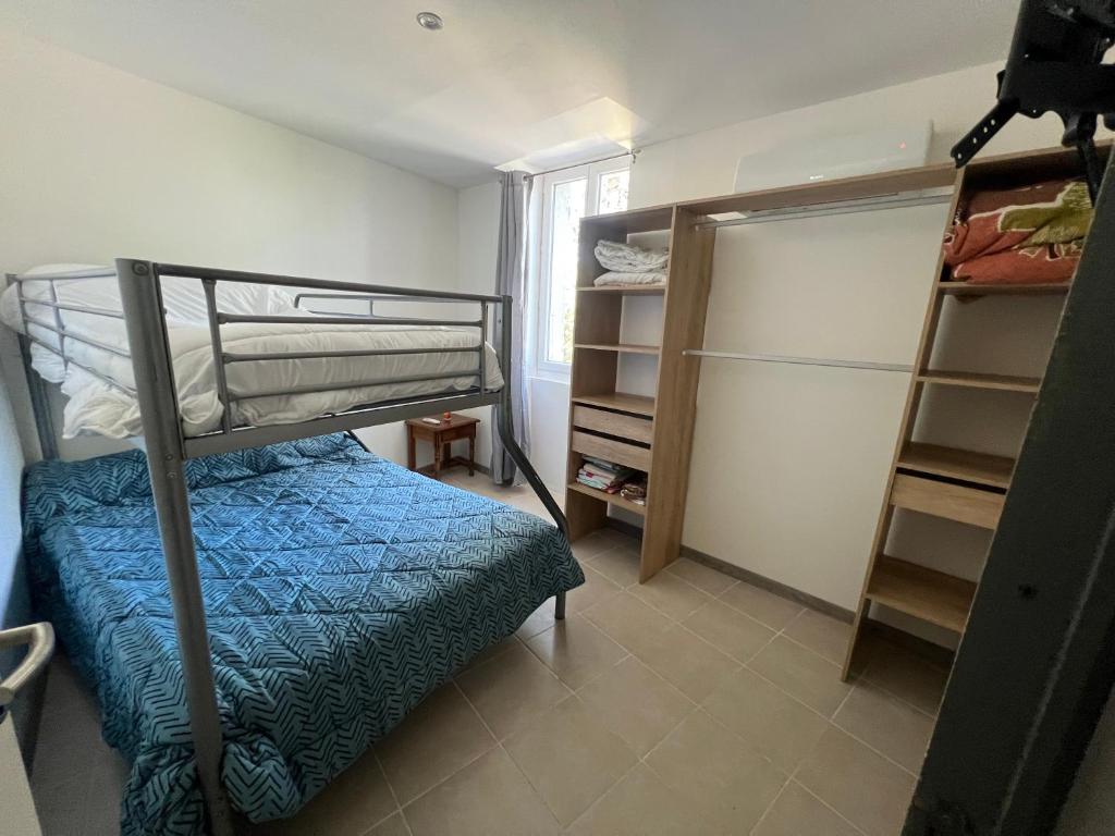 Katil atau katil-katil dalam bilik di Chambre triple