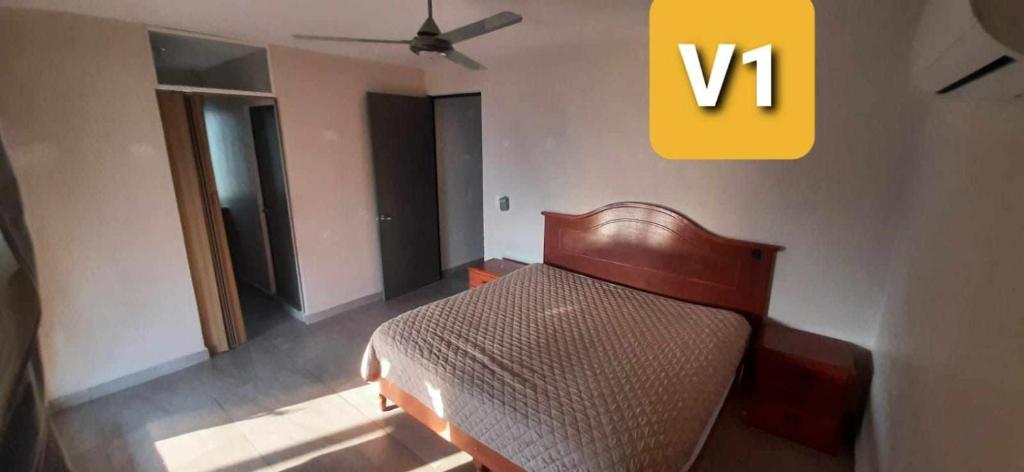 een slaapkamer met een bed en een bord aan de muur bij Ya no se renta in Villahermosa