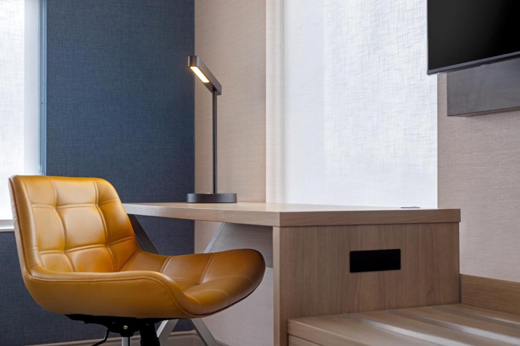 Holiday Inn Express & Suites St Thomas - Deluxe King Room - доступный слух