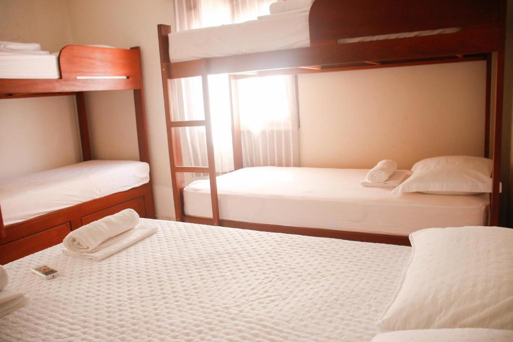 Postel nebo postele na pokoji v ubytování Rio Claro Comfort Hostel e Suítes