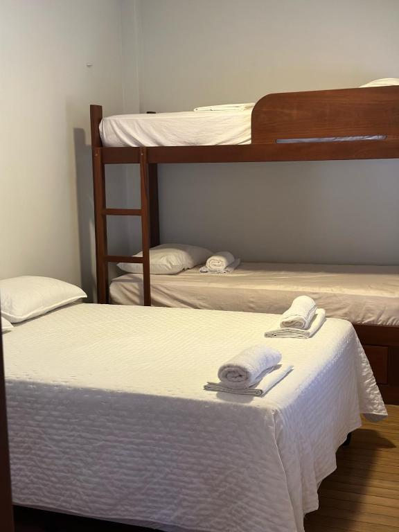 Postel nebo postele na pokoji v ubytování Rio Claro Comfort Hostel e Suítes