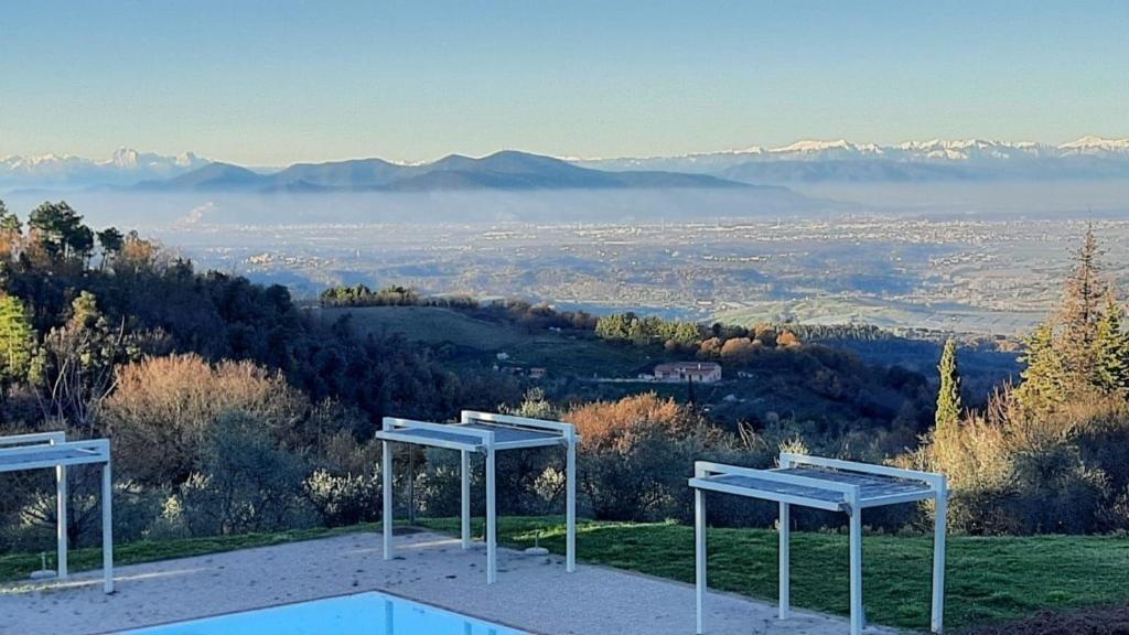 uitzicht op de bergen vanaf de top van een heuvel bij Ferienhaus für 10 Personen und 4 Kinder in Chianni, Toskana Provinz Pisa in Rivalto