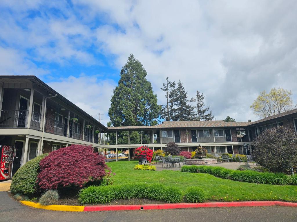 un gran edificio con un jardín delante de él en Village Inn, en Springfield