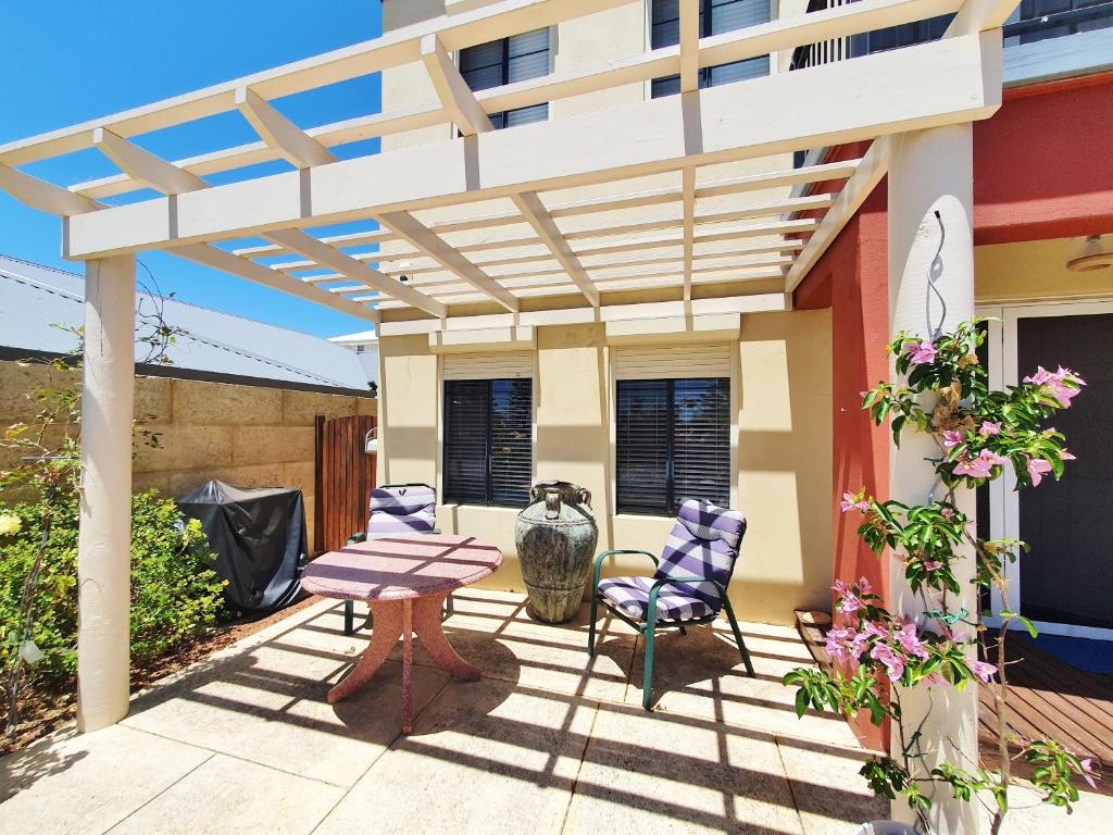 Balkon oz. terasa v nastanitvi Dolphin Beach House - Wannanup, Mandurah between the estuary and the ocean