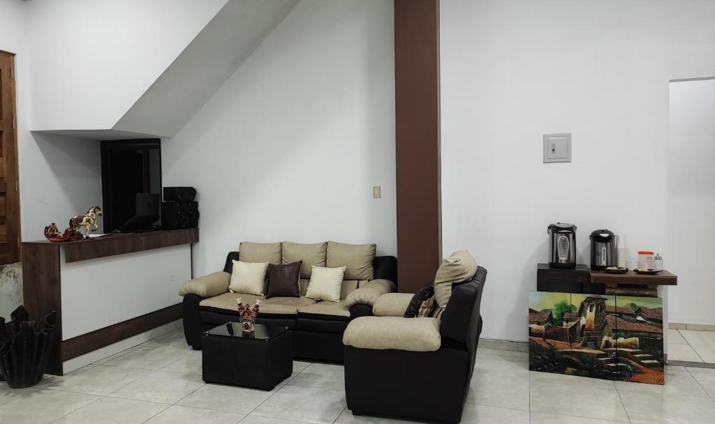 sala de estar con sofá y silla en GOLDEN PARIS Hotel, en Ayacucho