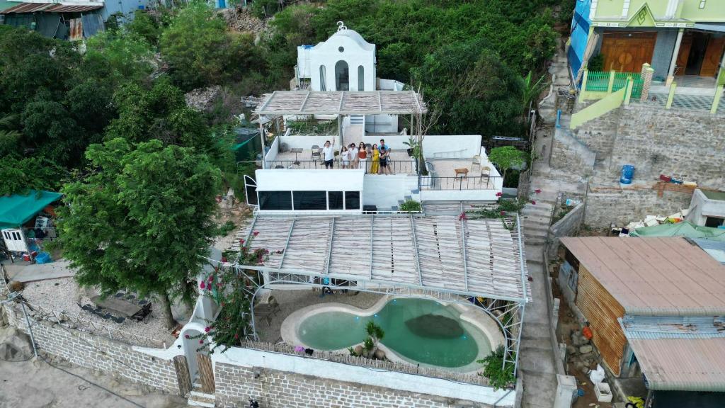 an aerial view of a building with a pool at Rosarii Pacis Villa - Venuestay in Thôn Bình Hưng