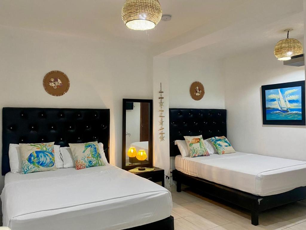 1 dormitorio con 2 camas en una habitación en CONNOLLY'S APARTMENTS en San Andrés