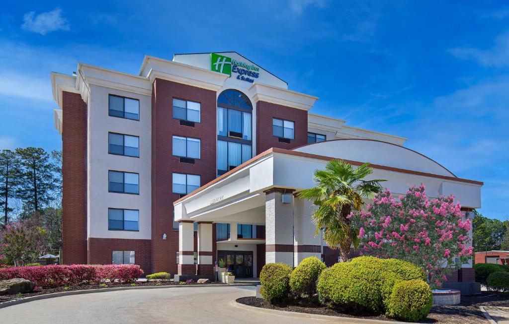 Holiday Inn Express Hotel & Suites Birmingham - Inverness 280 by IHG photo
