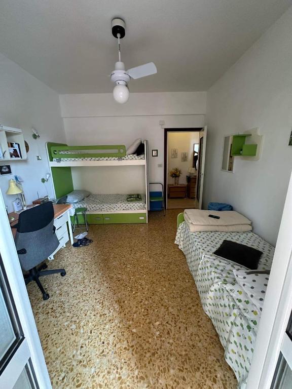 a room with two bunk beds and a desk and a desk at Vicino al mare in Borgio Verezzi