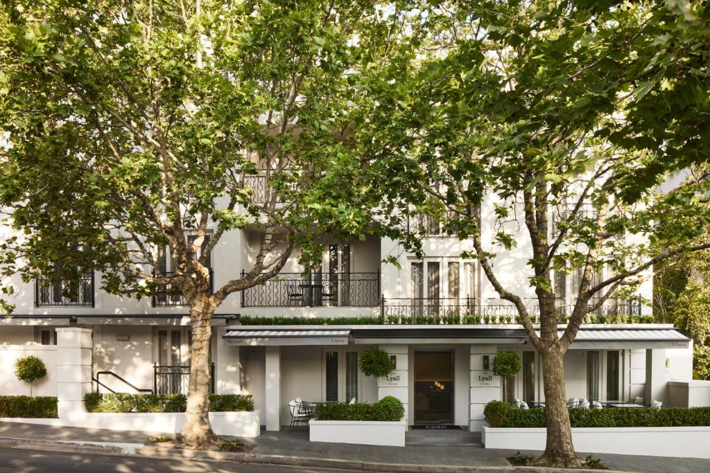 um edifício com árvores em frente em The Lyall em Melbourne