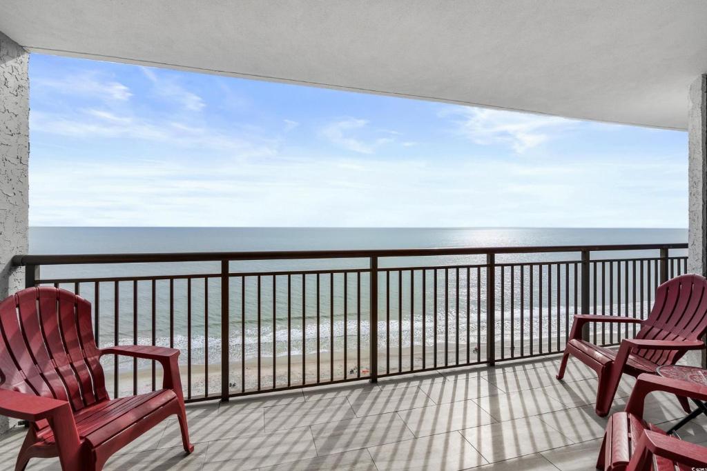 2 sillas en un balcón con vistas a la playa en Grande Cayman 1556, en Myrtle Beach