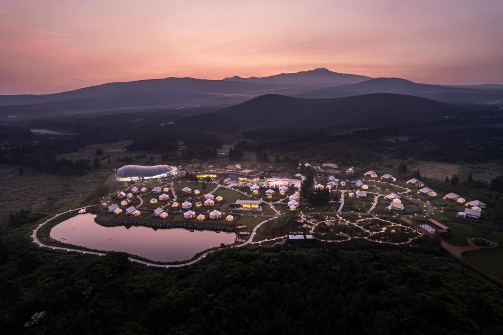 una vista aérea de un complejo en las montañas en Starville, en Seogwipo