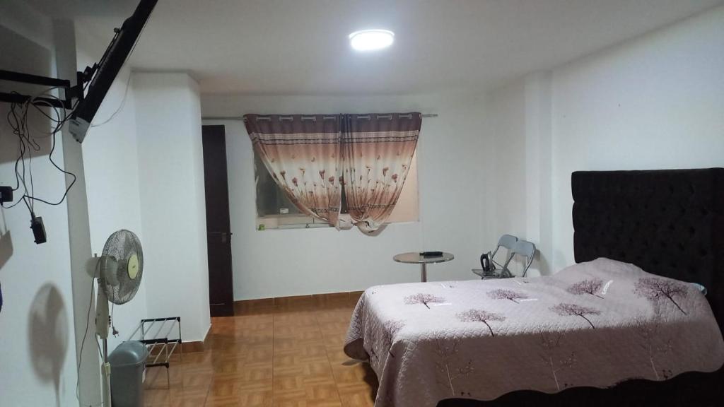 een slaapkamer met een bed en een raam bij Apartamento Bear house Family in Lima